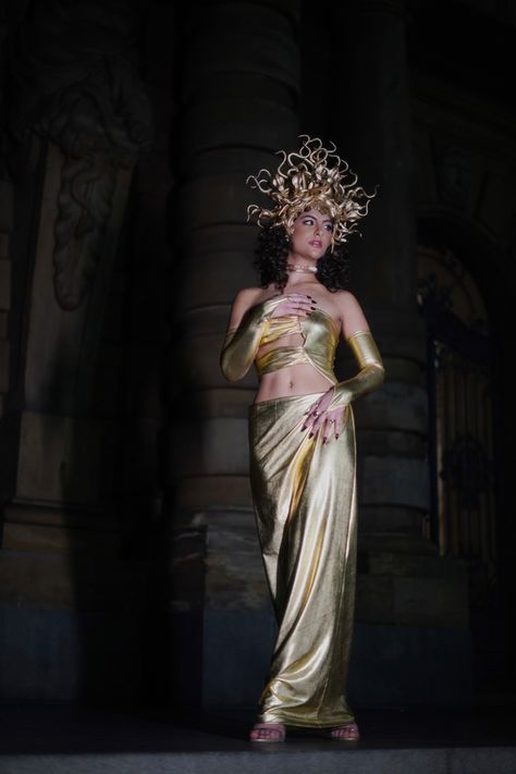 Gold Medusa Costume, Medusa Aesthetic Outfit, Medusa Costume Aesthetic, Medusa Outfit Halloween, Medusa Costume Halloween, Medusa Photoshoot, Anime Picnic, Medusa Costume Ideas, Medusa Outfit