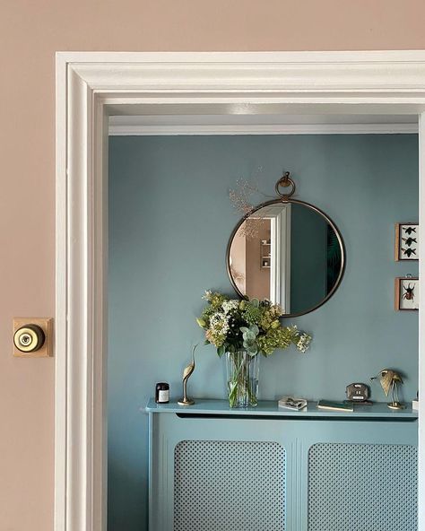 Ruthie Matthews sur Instagram : Happy new week. One of my favourite colour combinations in the house - Dead Salmon and Oval Room Blue (both @farrowandball]. What’s your… Dead Salmon, Vintage Home Decor Antiques, Blue Hallway, Farrow Bal, Oval Room Blue, Home Decor Wood, Living Vintage, Hallway Designs, Room Blue