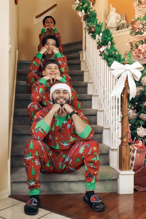 Xmas Card Photo Ideas Family Pictures, Christmas Cousin Pictures, Pj Family Christmas Pictures, Funny Christmas Poses For Family, Kid Christmas Picture Ideas, At Home Family Christmas Photoshoot, Creative Family Christmas Photos, Grinch Family Pictures, Brothers Christmas Photos