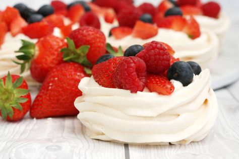 Mini Meringue Nests, Meringue Nests Recipe, Mary Berry Meringue, Mary Berry Pavlova, Pavlova Recipe Easy, Pavlova Easy, Meringue Nests, Easy Meringues, Mini Pavlovas