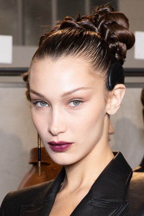 Plum Lipstick Is This Season's Hottest Makeup Trend Plum Lipstick Makeup, Different Lips Types, Dark Lipstick Shades, Pat Mcgrath Lipstick, Dark Lip Makeup, Fendi Fashion Show, Goth Chic, Plum Lipstick, Plum Lips