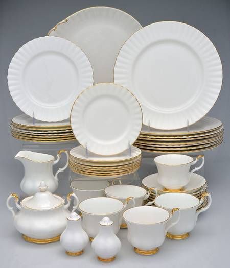 Royal Albert Val D'Or 54 Piece Estate Set Chinaware Dinnerware, Dinner Wears, Royal Albert Tea Cup, Tea Cup Collection, Pretty China, Gold Bridal Jewellery Sets, Porcelain Tea Set, Porcelain Dish, Porcelain Dinnerware