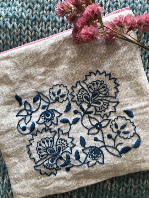 Scandinavian Embroidery Pattern, Bluework Embroidery, Embroidery Patterns Pdf, Monochrome Embroidery, Bordado Jacobean, Scandinavian Embroidery, Embroidery Napkins, Simple Hand Embroidery Patterns, Hand Embroidery Tutorial