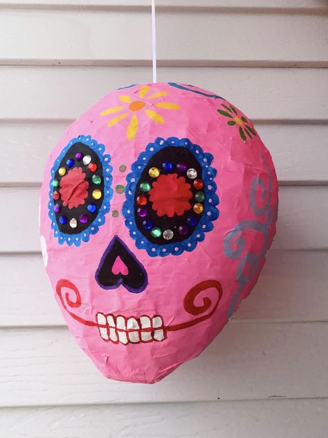 DIY Day of the Dead Pinata perfect for custom decorating your Dia De Los Muertos or Halloween party. Diy Halloween Pinata, Piñata Halloween, Diy Day Of The Dead, Dia De Los Muertos Party Ideas, Day Of The Dead Diy, Halloween Pinata, Pinata Diy, Dia De Los Muertos Decorations Ideas, Day Of The Dead Party