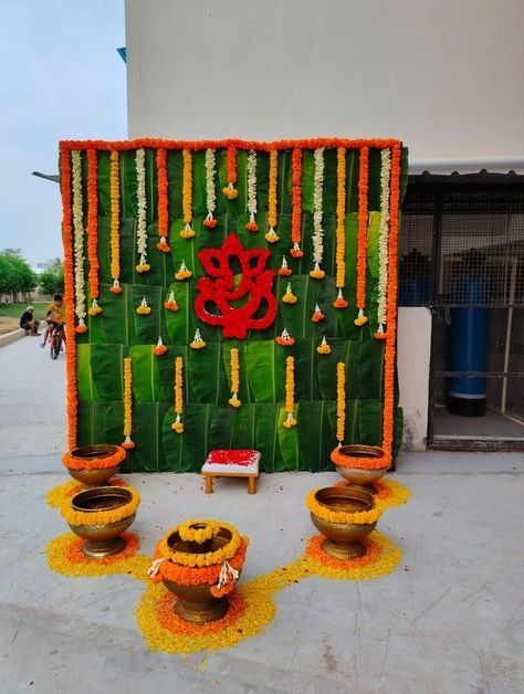 Haldi Ceremony Decorations At Home, Haldi Decoration Ideas At Home, Haldi Function Decoration, Haldi Decorations, Leaf Decor Wedding, Haldi Decoration Ideas, Haldi Ceremony Decorations, Decoration With Flowers, Haldi Decoration