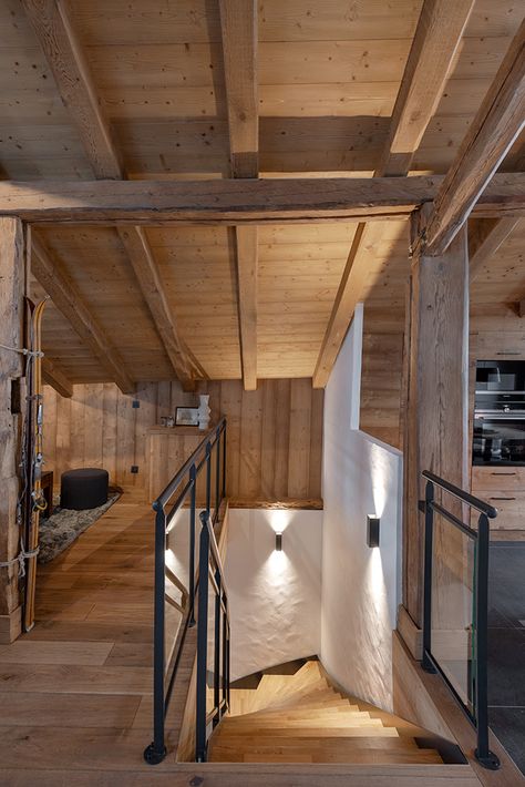 Restauration d'un ancien chalet d'alpage - Tema Architectes Mountain Chalet Interior, Mountain Interiors, Alpine Chalet, Chalet Interior, Mountain Chalet, Mountain Modern, Mountain Lodge, Zermatt, Stair Railing