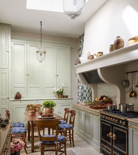 French style🌿🌳🌿The lovely kitchen of Chris Burch 🌿🌳🌿photo courtesy of Architectural Digest 🌿🌳🌿 . . . . . . . . #interior #interiordetailing… Kitchen European, Modern French Home, French Country Kitchens, Aesthetic Kitchen, Bright Kitchens, French Country Kitchen, French Kitchen, French Cottage, French Interior