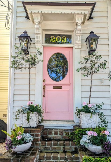 White House Pink Front Door, Pink Front Door Cottage, Pink Entry Door, Aesthetic Front Door, Pink House Door Entrance, Pink Cottage Door, Doorstep Decor, Mother In Law Cottage, Girlblogger Aesthetic