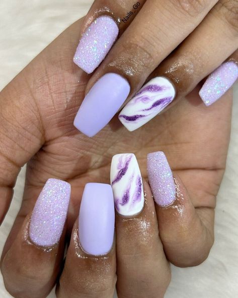 Lavender Nail Designs Purple N White Nails, Summer Nails Lavender, Lavender And White Nails, Lavender Nails With Design, Lavender Nail Ideas, Lavender Nail Art, Lavender Nail Designs, Subtle Nail Art, Edgy Elegance