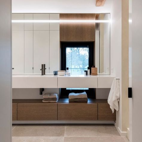 Luyten Interiolizers on Instagram: "Bathroom cabinets: the top part, the sink, in white solids surface seamlessly finished and continues in front of the window. The lower part is dark colored oak veneer with drawers. On the wall behind a big mirror with integrated led lighting. Design - @wim_celis_interieur Photo - @luyten_interiolizers . . #bathroom #bathroomdesign #bathroomdesignideas #bathroominterior #solidsurface #solidsurfacebathrooms #seamless #oakveneer #mirrorwall #bathroominspiration Led Lighting Design, Instagram Bathroom, Big Mirror, Bathroom Cabinets, Oak Veneer, Sink In, Solid Surface, Bathroom Inspiration, Led Lighting