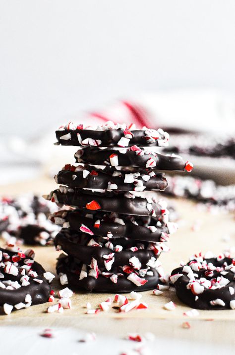 Pretzel Crisp Bark, Peppermint Pretzels, Peppermint Pretzel, Peppermint Recipes, Chocolate Peppermint Bark, Pretzel Crisps, Peppermint Chocolate, Covered Pretzels, Holiday Goodies