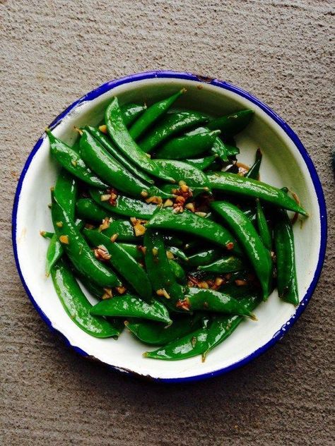 thai stir-fried sugar snap peas Snap Peas Recipe, Asian Vegetarian Recipes, Asian Inspired Dishes, Make 10, Veggie Stir Fry, Thai Dishes, Sugar Snap Peas, Quick Weeknight Meals, Veggie Side Dishes