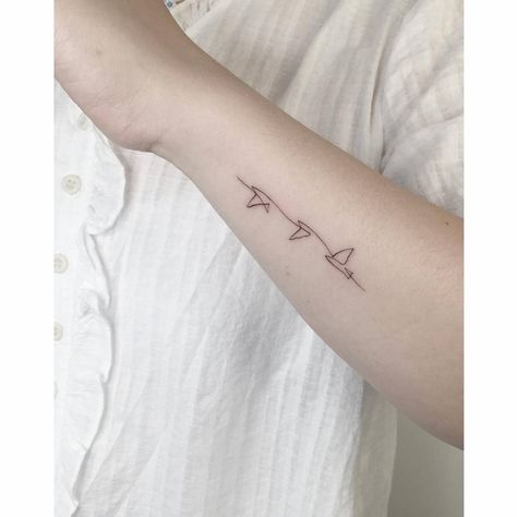 Fine Line Bird Tattoo, Continuous Line Tattoo, Origami Birds, Flying Bird Tattoo, Minimalist Line Art, Origami Bird, Bird Tattoo, Flying Birds, Elegant Tattoos