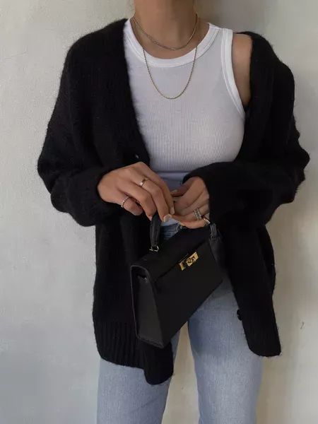 Short Black Cardigan Outfit, Black Cardigan Outfit Aesthetic, Cardigan Outfit Dress, Short Cardigan Outfit, Short Black Cardigan, Minimalist Casual Outfit, Black Cardigan Outfit, Ootd Cardigan, Cardigan Outfit Aesthetic