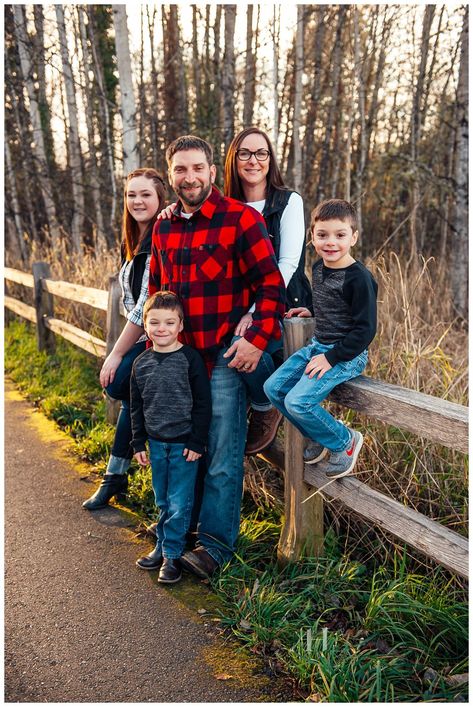 Family Of Five Picture Poses, Family Of 7 Pictures Posing Ideas, Fence Family Pictures, Family Of Five Photo Ideas, Family Of Five Photoshoot, Fun Family Photoshoot Ideas, Adult Family Photos, Outdoor Family Photoshoot, Winter Family Photos