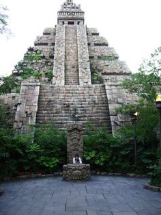 Minecraft ideas Nahuatl Language, Maya Temple, Aztec Architecture, Aztec Temple, Mayan Temple, Style Graphique, Aztec Ruins, The Aztecs, Tokyo Disneysea