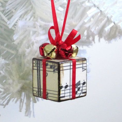 50 Incredible DIY Christmas Ornament Tutorials for 2020 Package Decoration, Sheet Music Crafts, Christmas Package, Red Christmas Ornaments, Music Christmas, Small Christmas Tree, Diy Christmas Ornament, Music Crafts, Christmas Paper Crafts