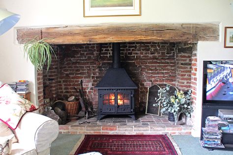 Hunter wood burning stove fitted into an old Essex inglenook by Scarlett Fireplace in Eastwood 2012 This installation can be viewed on our youtube page Brick Fireplace Renovation, Fireplace Restoration, Wood Burner Fireplace, Wood Burning Stoves Living Room, Fireplace Renovation, Cottage Lounge, Cottage Fireplace, Stove Ideas, Fireplace Bookshelves