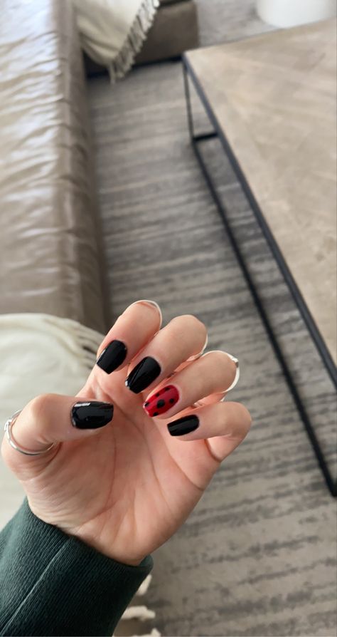 Miraculous Inspired Nails, Miraculous Ladybug Nail Designs, Miraculous Nail Art, Miraculous Nails Ideas, Ladybug Nails Acrylic, Ladybug And Cat Noir Nails, Mlb Nails, Miraculous Ladybug Nail Art, Miraculous Ladybug Tattoo