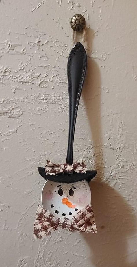 Wooden Spoon Crafts, Painted Spoons, Snowman Crafts Diy, Christmas Spoons, Spoon Crafts, Gingerbread Crafts, Diy Christmas Ornaments Easy, Snowman Christmas Decorations, Christmas Craft Projects