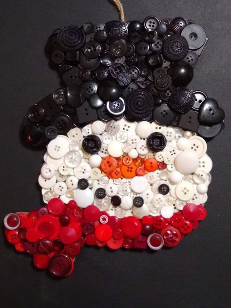 Snowman Button Art, Decorate Stockings, Craft With Buttons, Disney Button Art, Button Painting, Button Snowman, Christmas Button Crafts, Button Art On Canvas, Creative Homemade Gifts