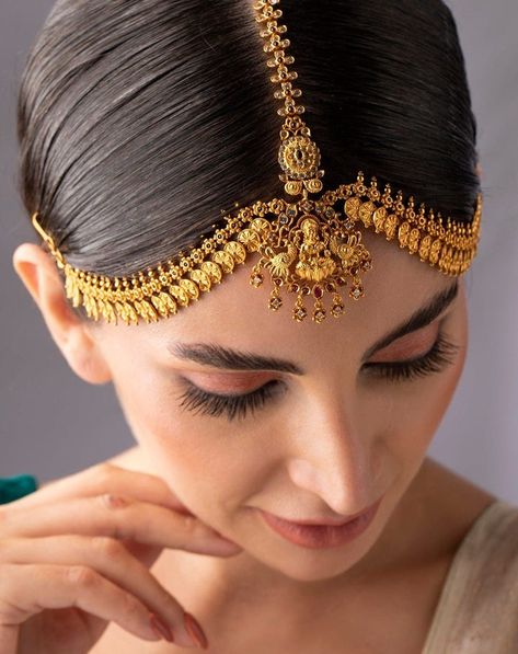 Mangtika Jewellery Gold, Brides Hairstyles, Tikka Jewelry, Matha Patti, Head Bands, Temple Jewellery, Bride Hairstyles, 22k Gold, Amazing Photography