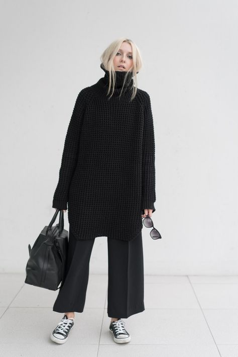 F*** it... Going to New York! - F I G T N Y Unisex Fashion Style, Shoe Combo, Svarta Outfits, Short Pant, Woman In Black, Populaire Outfits, All Black Looks, Waffle Knit Sweater, Oversize Knit