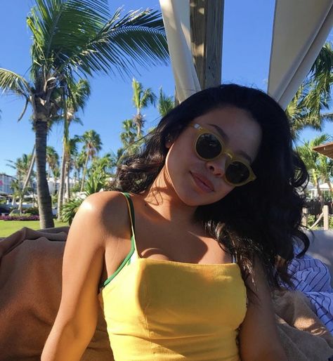 Mariana Foster, Miss Thang, Katie Bell, Cierra Ramirez, Back Photo, Cool Poses, Poses For Photos, Girl Crushes, Round Sunglass Women