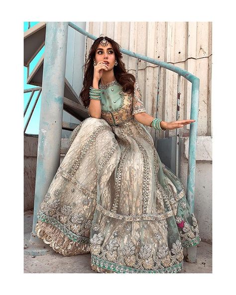 #ZaraNoorAbbas’ shares a latest picture from her upcoming drama. (📷: @zaranoorabbas.official) Iqra Aziz Dresses, Eid Outfits Pakistani, Asian Attire, Traditional Dressing, Suno Chanda, Orang India, Pakistani Brides, Mehndi Outfit, Adorable Dresses