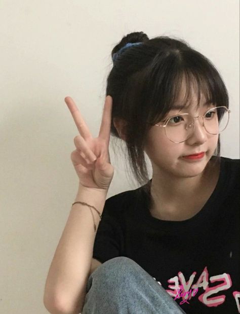 74661306314541523 
jessanickens  🧡 Cute Trendy Hairstyles, Korean Bangs Hairstyle, Beauty Outfits, Girl With Glasses, Korean Haircut, Korean Short Hair, Hair Style Korea, Bangs With Medium Hair, Shot Hair Styles