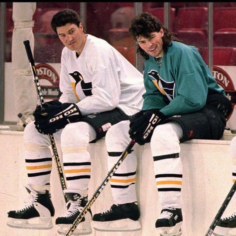 The Morning Skate ™ on Instagram: “What a legendary picture 🤩” Mario Lemieux, Legendary Pictures, Pittsburgh Penguins Hockey, Penguins Hockey, Ice Dance, Hockey Teams, Pittsburgh Penguins, Hockey Players, The Morning