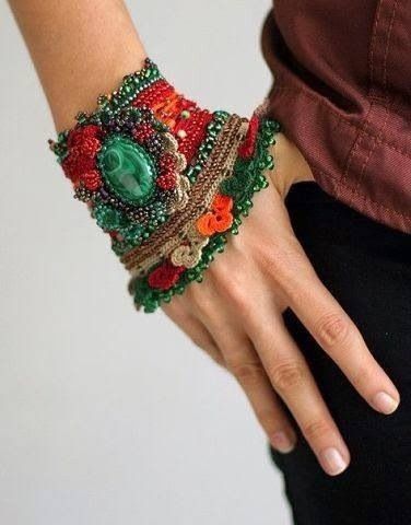 Oooooh mais regardez ces manchettes , je trouve qu'elles sont superbes . Crochetées par de jolies mains expertes ,mais pas les miennes hélas... Crochet Bracelet Pattern, Crochet Jewlery, Fiber Jewelry, Crochet Bracelet, Freeform Crochet, Fabric Cuff, Textile Jewelry, Wrist Cuffs, Bead Crochet