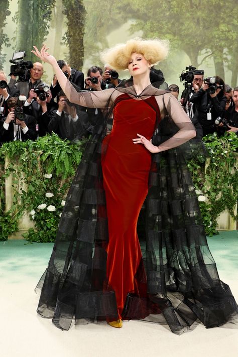 Gwendolyn Christie, Gala Themes, Gwendoline Christie, Gala Fashion, Met Gala Red Carpet, Red Carpet Look, Eddie Redmayne, Vogue Dress, Emma Chamberlain