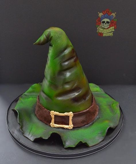 Witches hat - Cake by Karen Keaney Witch Hat Cake, Witch Cakes, Cake Themes, Halloween Torte, Witch Cake, Bolo Halloween, Fantasy Cake, Hat Cake, Cake Decorating With Fondant