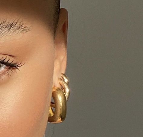 Gold Hoop Earrings Aesthetic, Hoop Earrings Aesthetic, Chunky Gold Jewelry, Busy Girl, Earrings Outfit, We Back, Earrings Aesthetic, Chunky Hoop Earrings, Chunky Earrings