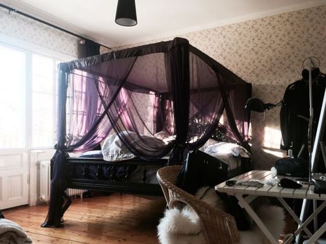 Dark Fem Room, Goth Canopy Bed, 4 Poster Bed Ideas, Poster Bed Ideas, Goth Bedrooms, Goth Moodboard, Black Cathedral, 4 Poster Bed, Chambre Inspo