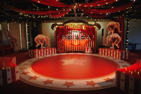 Adult Circus Party, Vintage Circus Birthday Party, Haunted Circus, Circus Background, Circus Birthday Party Theme, Kid Decor, Circus Decorations, Dance Themes, Carnival Themed Party