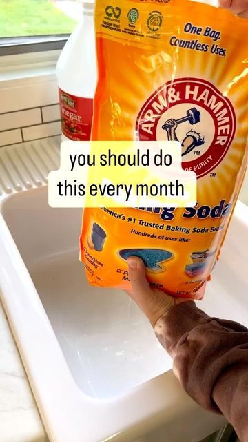 Monthly Cleaning, Clean Eating Guide, Baking Soda And Vinegar, Cleaning Games, Baking Soda Vinegar, Soda Brands, Bathroom Sink Drain, Baking Soda Uses, Cleaning Motivation