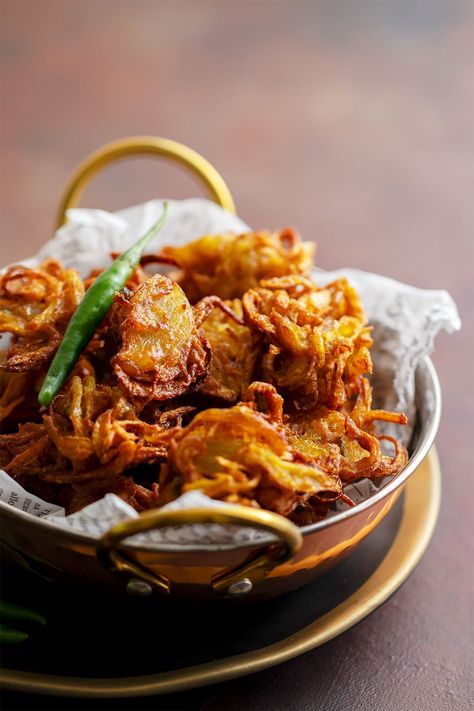 Crispiest Onion Pakora Recipe (Perfectly Crispy Every Time) Onion Pakora Recipe, Easy Indian Snacks, Onion Pakora, Onion Pakoda, Slicing Onions, Pakora Recipe, Indian Appetizers, Pakora Recipes, Crunchy Snack