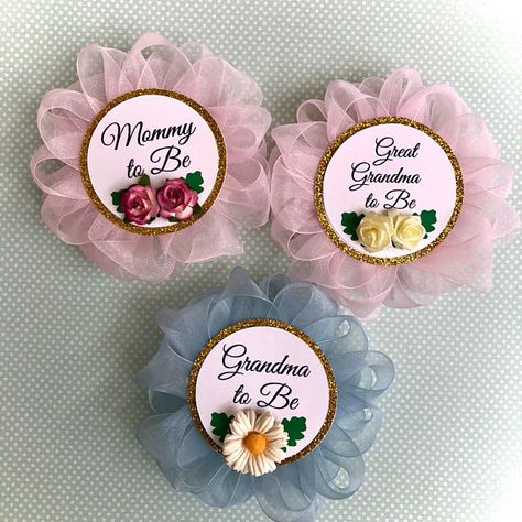 Baby Corsage, Distintivos Baby Shower, Baby Shower Table Centerpieces, Baby Shower Wreath, Grandma To Be, Baby Shower Pin, Baby Shower Corsage, Baby Shower Bbq, Diy Baby Shower Gifts