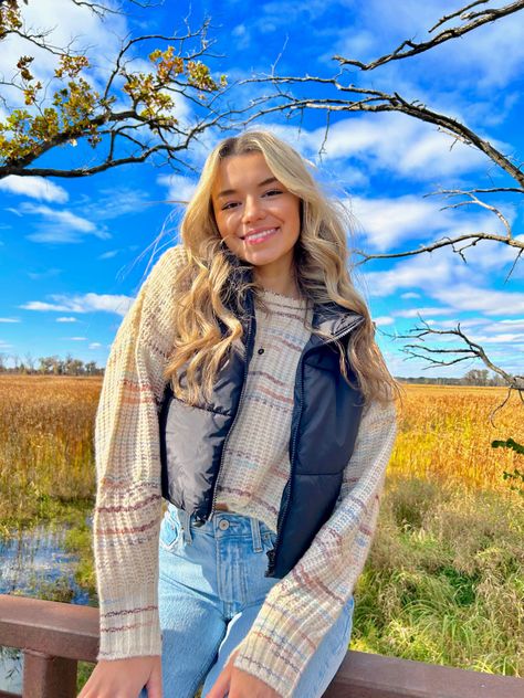 Thanksgiving Pics Instagram, Fall Senior Pictures Outfits Jeans, Cute Picture Ideas For Instagram, Fall Picture Inspo Instagram, Fall Fits For Senior Pics, Senior Pic Inspo Fall, Sweater Senior Pictures, Jordans Dunks, Fall Beach Outfits