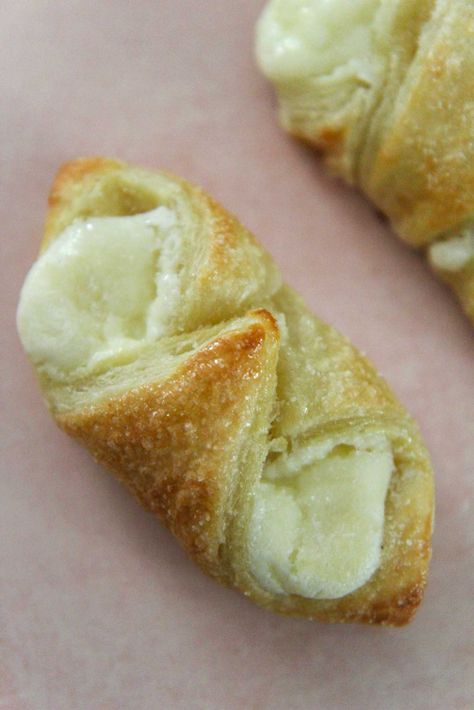 Cream Cheese Pastries, Cheese Pastries, Cream Cheese Pastry, Puerto Rico Food, Boricua Recipes, Cheese Puff Pastry, Cheese Pastry, Appetizers Easy Finger Food, Mexican Dessert