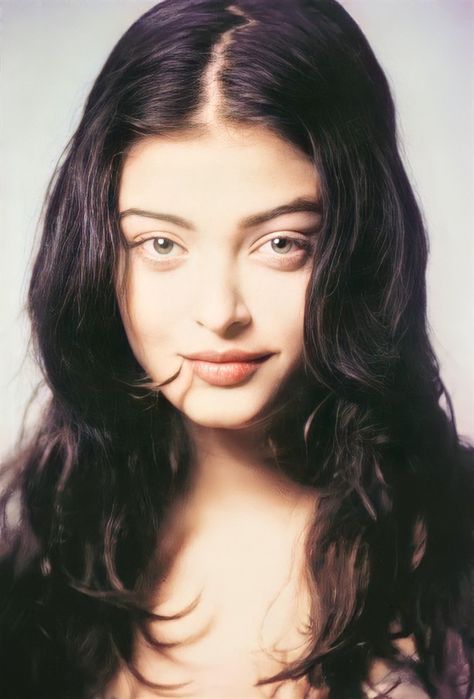 Aishwarya Rai Pictures, 90s Bollywood Aesthetic, 90s Bollywood, Indian Photoshoot, Aishwarya Rai Bachchan, Vintage Bollywood, Indian Aesthetic, Aishwarya Rai, Feminine Aesthetic