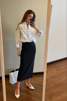 Black Pencil Skirt Outfit Work, Black Pencil Skirt Outfit, Marketing Student, Disney Ootd, Outfits For Autumn, Chic Skirt, Desert Fashion, Pencil Skirt Outfits, Office Casual Outfit