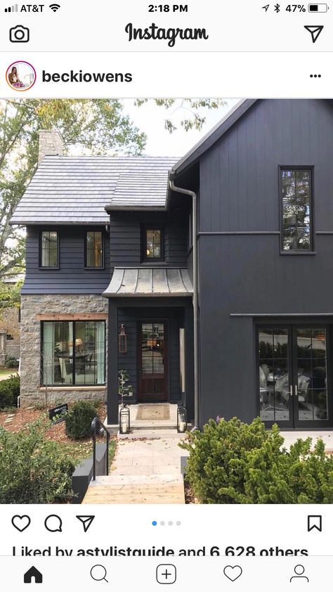 Vertical and horizontal and stone Black windows on charcoal Lighter roof Dark Grey Houses, Outside House Colors, Gray House Exterior, Black Houses, Gray House, House Cladding, Contemporary House Exterior, Dark House, Modern Rustic Homes