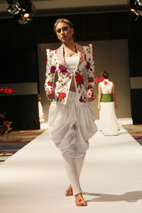 India Fashion Week Dubai Fusion Fashion, Choli Blouse, India Fashion Week, Dhoti Pants, Indian Bridal Fashion, Dresses Indian, Lakme Fashion Week, Lehenga Designs, Fashion Attire