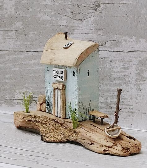 Koti Diy, Driftwood Art Diy, Scrap Wood Crafts, Small Wooden House, Little Cottages, Driftwood Projects, Wooden Cottage, Driftwood Decor, Diy Wooden Projects