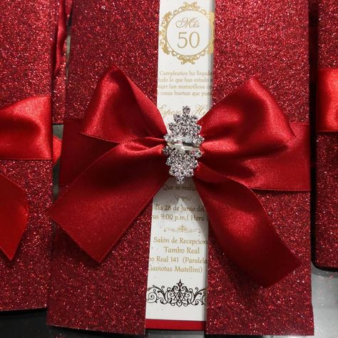 Invitación para 50 años Color rojo con detalles en oro y lazo #50años #tarjeteriafina #tarjetaspersonalizadas #invites… Xv Dresses, Quince Invitations, Red Quinceanera Dresses, Sweet 16 Birthday Party, 16th Birthday Party, Sweet 16 Birthday, Color Rojo, Red Wedding, 16th Birthday