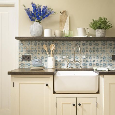 Kitchen splashback ideas to keep your kitchen walls protected in style Back Splashback Kitchen, Back Splashback Kitchen Ideas, Splashback Kitchen Ideas, Tile Splashback Kitchen, Kitchen Splashback Ideas, Splashback Ideas, Splashback Kitchen, Kitchen Splash Back, Kitchen Splashback Tiles