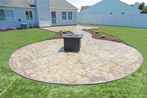 Stamped concrete circular patio Round Concrete Patio Ideas, Round Cement Patio Ideas, Round Concrete Patio, Round Stamped Concrete Patio, Circular Concrete Patio, Circular Patio Ideas, Stamped Concrete Fire Pit Area, Stamped Concrete Patio With Fire Pit, Patio Yard Ideas